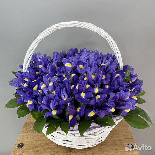 Ирисы букет из эустомы