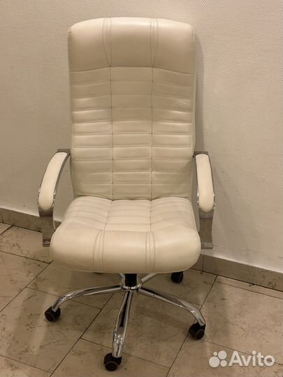 Кожанное кресло руководителя бежевое Атлант