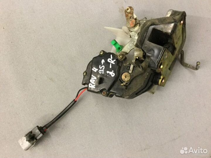 Замок двери задней Toyota Rav 4 1994-2000