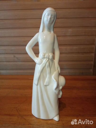 Статуэтка Девушка с шляпой