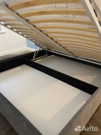 Кровать двуспальная с подъемным механизмом