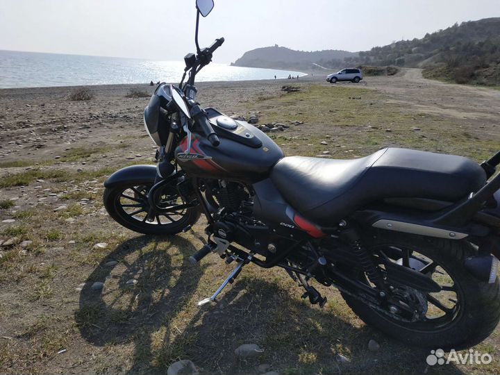 Bajaj Avenger 220 Street