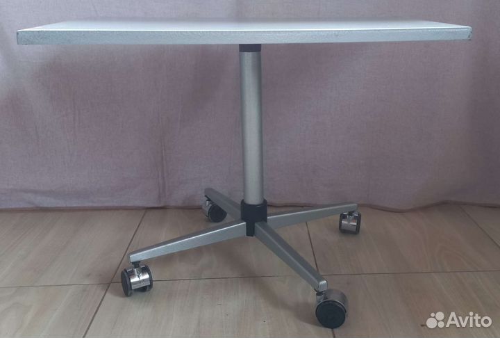 Металлический столик