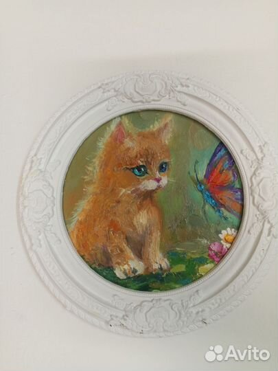 Котик и бабочка милая картина 20 см в раме