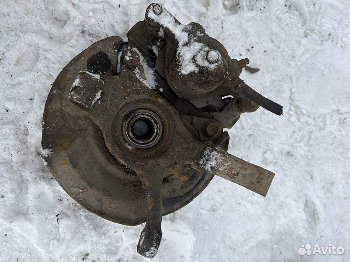 Поворотный кулак правый Suzuki Liana 01-07