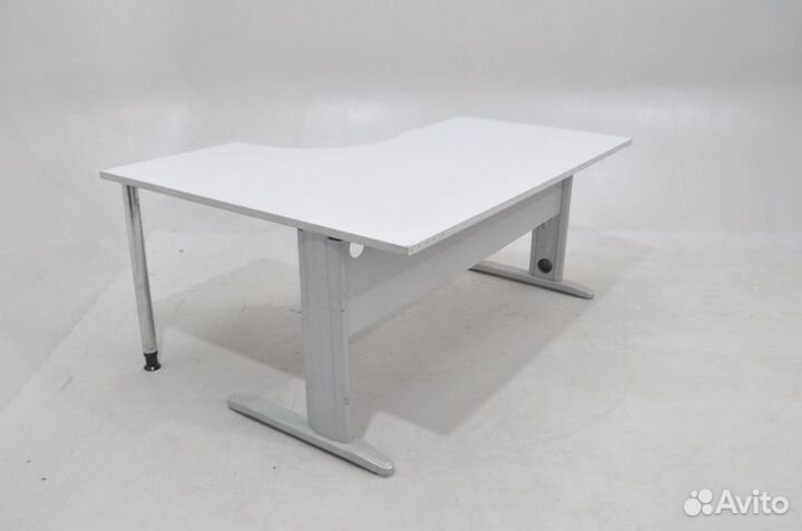 Стол офисный угловой