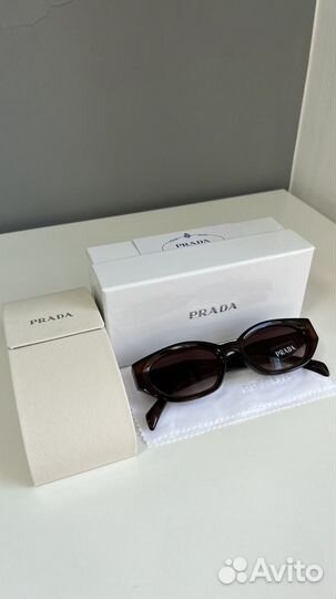 Очки солнцезащитные Prada