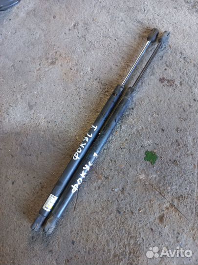 Амортизаторы крышки багажника Форд Фокус 1 Хэтчбек