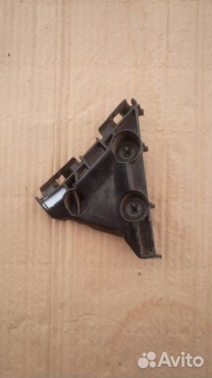 Крепление бампера заднее левое Toyota Camry 40