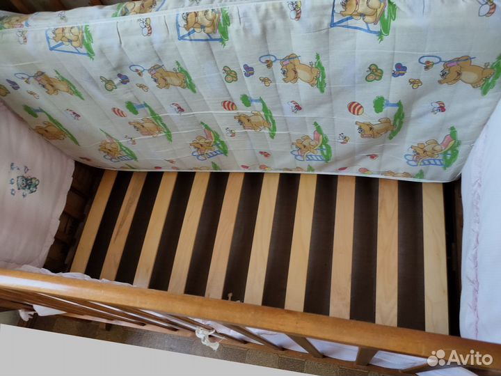 Детская кроватка с маятником, ящиком и матрасом