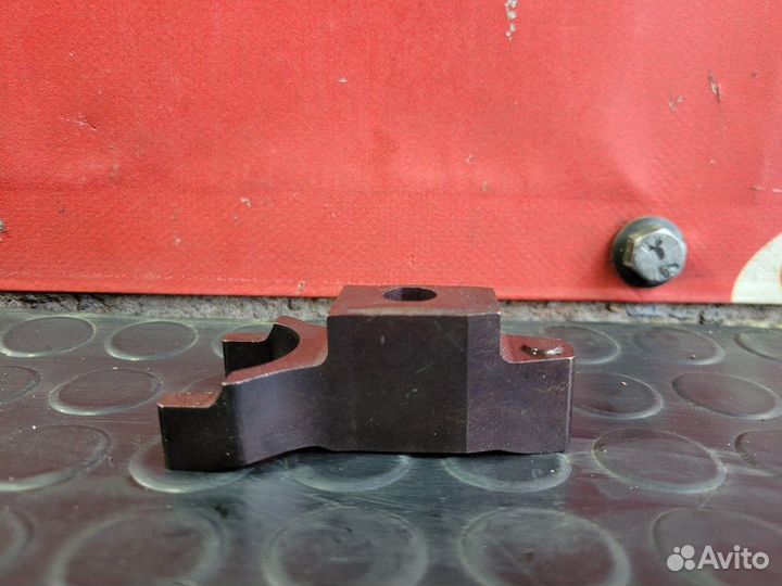 Кронштейн форсунки топливной