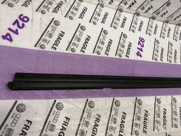 Уплотнитель стекла двери задний Volkswagen Tiguan