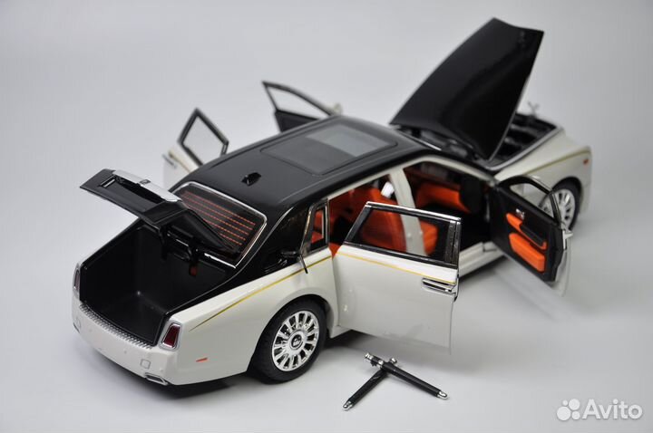 Модель автомобиля Rolls-Royce Phantom 1:18 металл