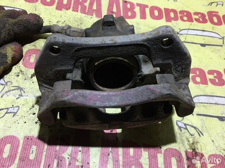 Суппорт тормозной Volvo 440/460 передний правый