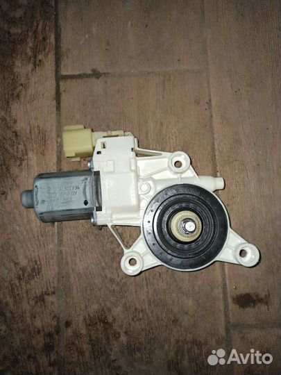 Моторчик стеклоподъемника передний правый Chrysler