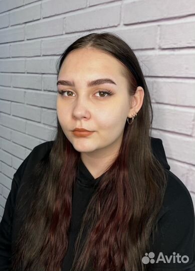 Модель на брови