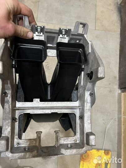 Кронштейн центральной консоли Porsche Cayenne E3