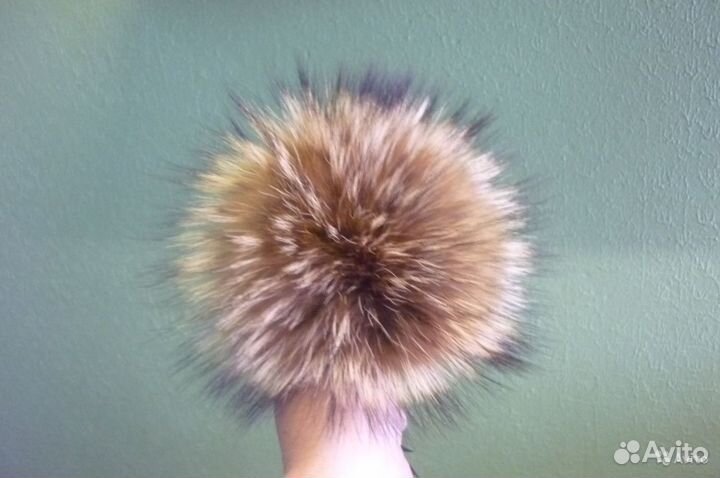 Огромные меховые помпоны
