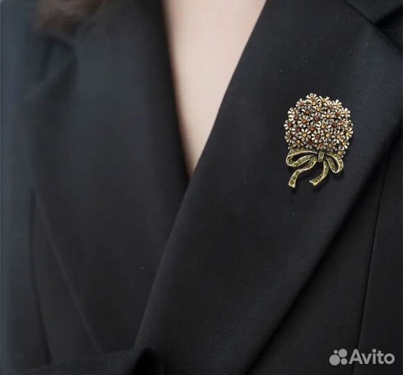 Модная брошь в стиле ретро