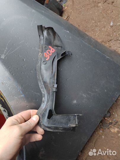 Молдинг лобового стекла правый Peugeot 308