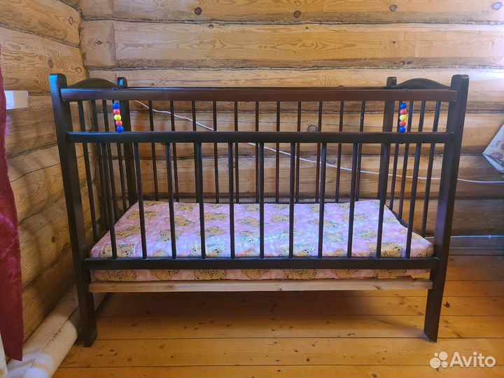 Детская кроватка с матрасом