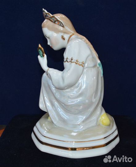 Фарфоровая статуэтка- Малахитовая шкатулка Дулево