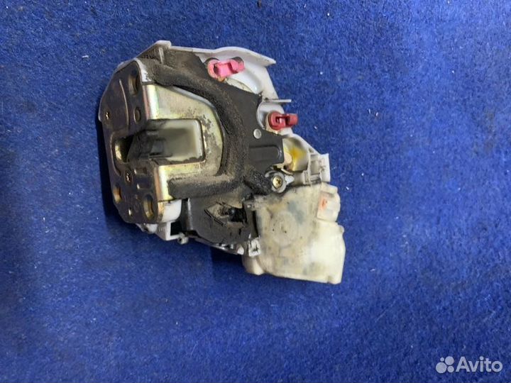 Замок боковой двери задний левый Nissan Bluebird