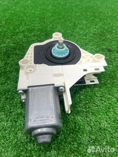 Мотор стеклоподъемника задний правый Audi S-Line