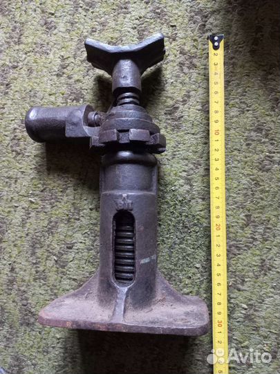 Домкрат механический винтовой