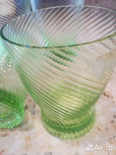 Стаканы из цветного стекла винтажные с этикетками