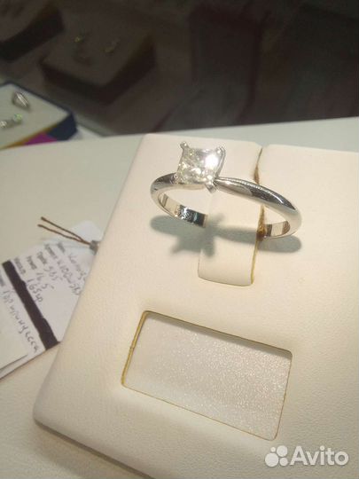 Золотое кольцо с бриллиантом новое с биркой
