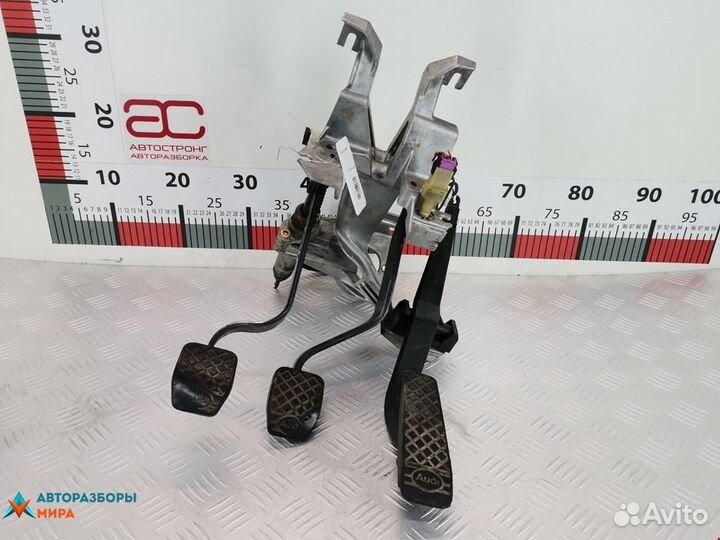Педаль Audi 80 8A/B3 1990 8A1721115