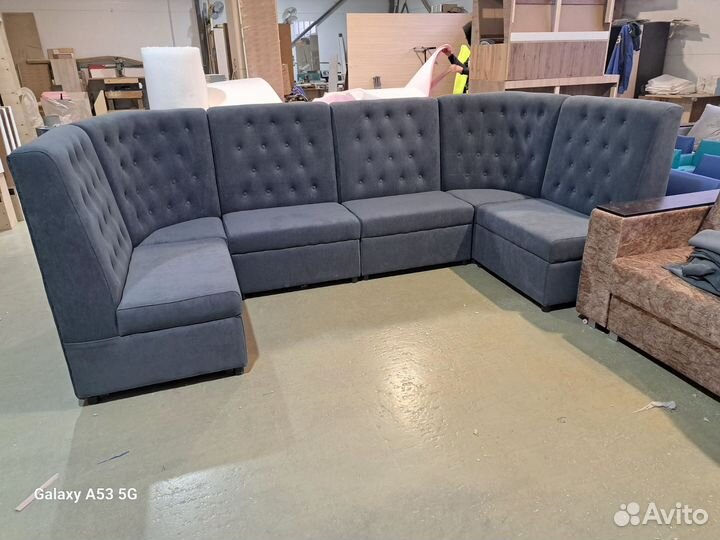 Угловой диван, в кафе