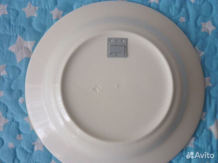 Сувенирная тарелка Лоо новая с подставкой