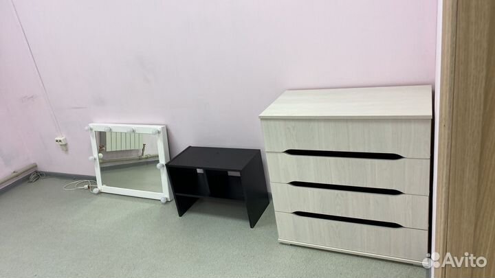 Зеркало,кушетка,комод,столик