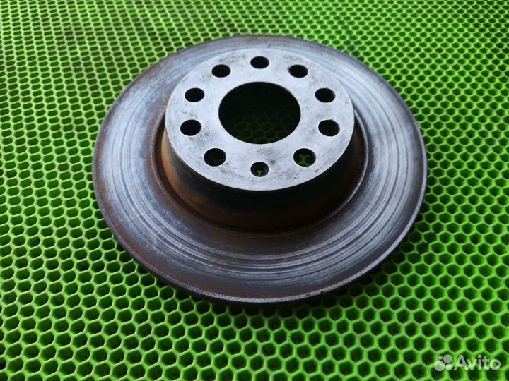 Диск задний на VW Passat B7 11-15 CC