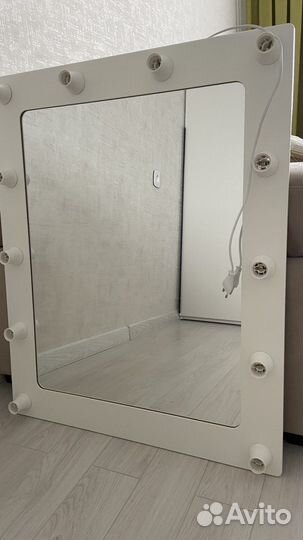 Гримерное зеркало с лампочками