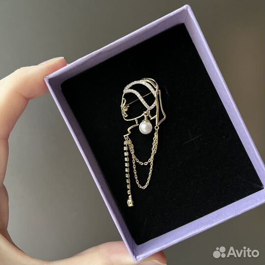 Брошь девушка с жемчужной серёжкой