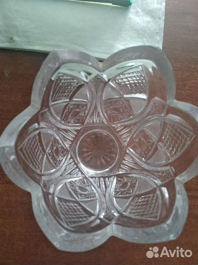 Хрустальные вазочки и бокалы