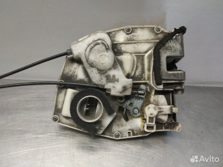 Замок двери передний правый Suzuki Sx4 GYA M16A