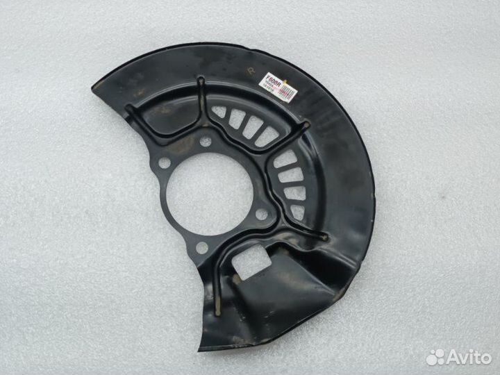 Пыльник тормозного диска передний правый Toyota