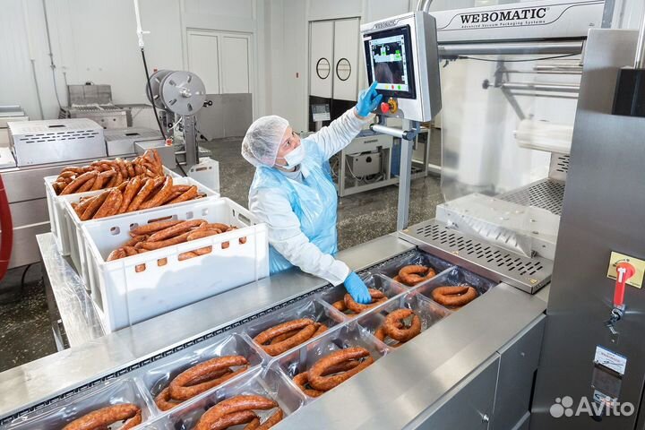 Вахтовый рабочий, укладывающий готовую продукцию