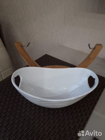 Блюдо на деревянной подставке 