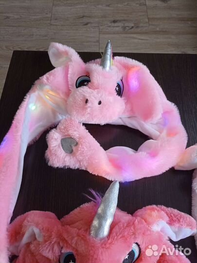 Шапка с прыгающими ушами, светится