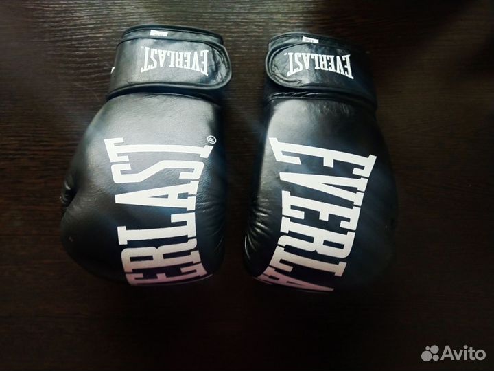 Боксерские перчатки кожаные новые
