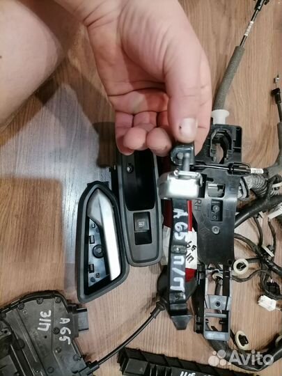 Ограничитель передней правой двери рено аркана