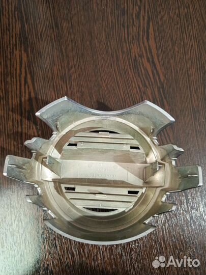 Эмблема на решётку радиатора Nissan