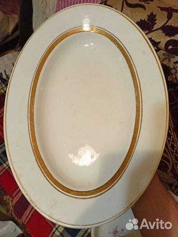 Фарфоровая посуда блюдо с золотой и синей каемкой