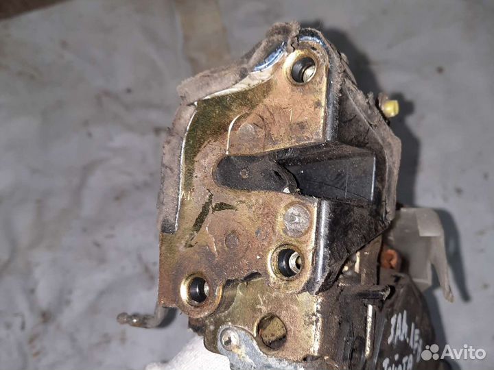 Замок двери задний левый королла е110