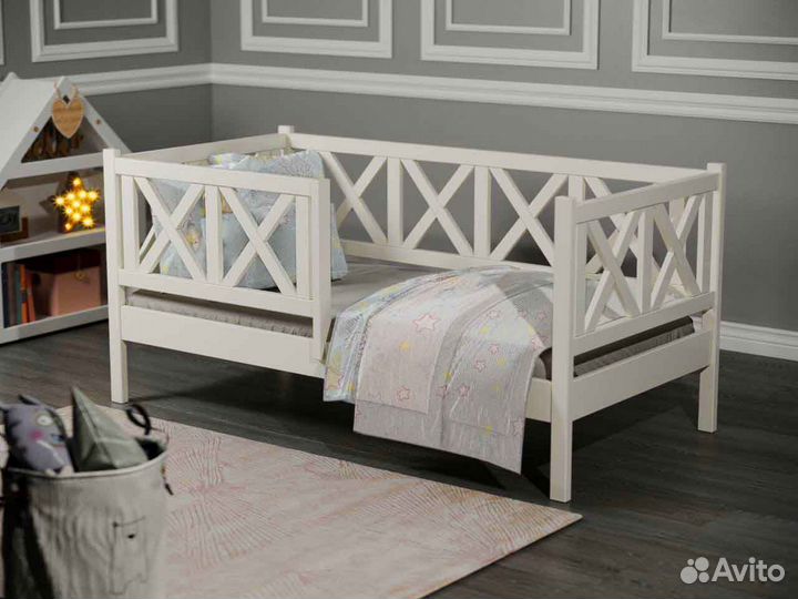 Кроватка из натурального дерева с бортиком для мал